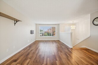 7706 SE 104th Ave in Portland, OR - Foto de edificio - Building Photo