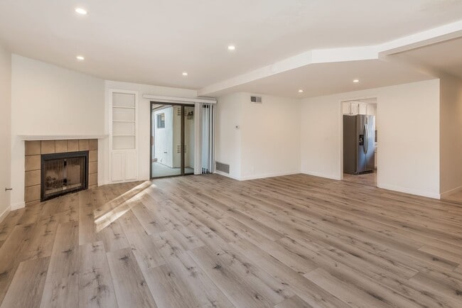 2098 Cliff Dr in Santa Barbara, CA - Building Photo - Building Photo