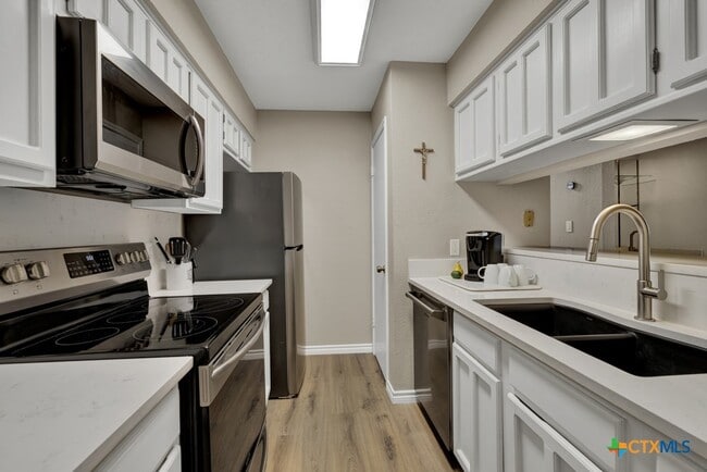 1202 Thorpe Ln in San Marcos, TX - Foto de edificio - Building Photo