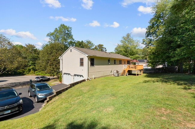 33 Big Spruce Ln in West Haven, CT - Building Photo - Building Photo