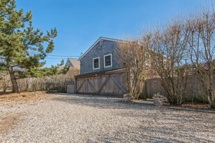 33 Hoppin Ave in Montauk, NY - Building Photo