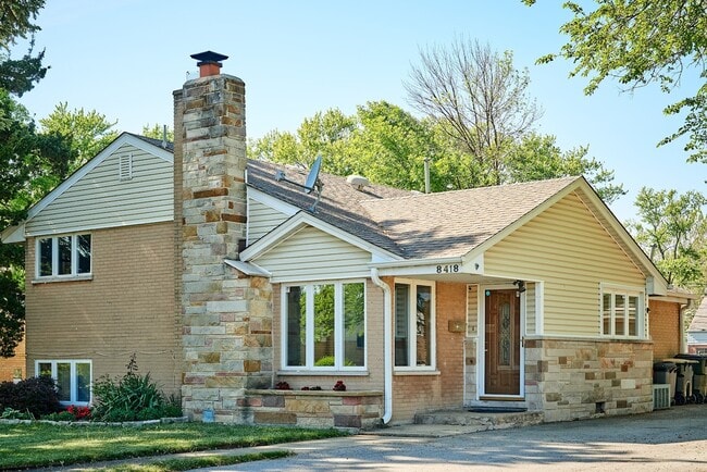 8418 W Crain St in Niles, IL - Building Photo - Building Photo