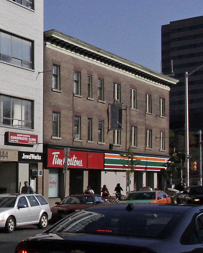 York Apartments in Toronto, ON - Building Photo - Building Photo