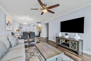 14 Royal Palm Way in Boca Raton, FL - Building Photo