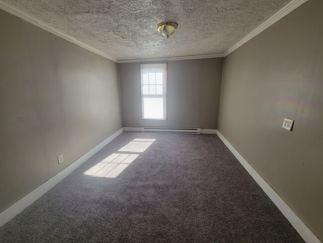 property at 924 W 5th St