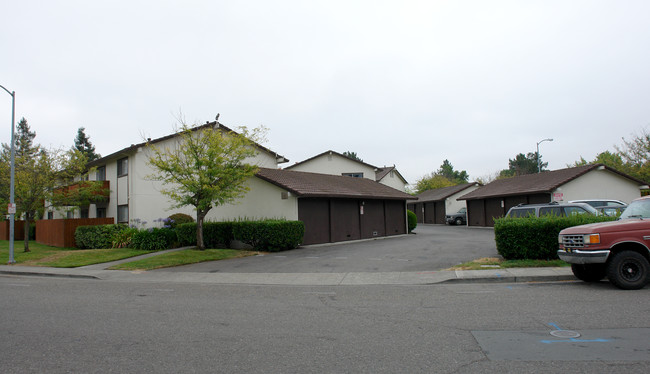 951 Copeland Creek Dr in Rohnert Park, CA - Building Photo - Building Photo