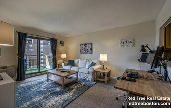 385 Massachusetts Ave in Arlington, MA - Foto de edificio - Building Photo