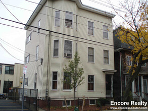 230 Brookline St, Unit 3 in Cambridge, MA - Foto de edificio - Building Photo