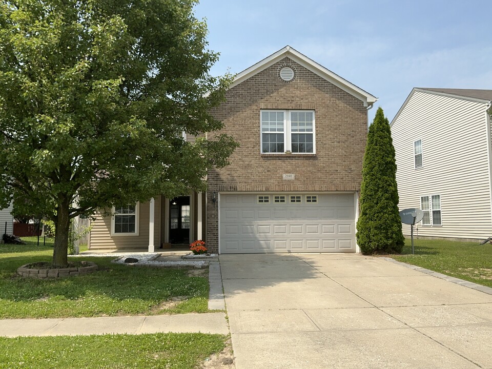 2940 Hearthside Dr in Greenwood, IN - Building Photo