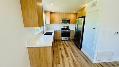 1583 W 37th Pl, Unit 2 in Los Angeles, CA - Foto de edificio - Building Photo