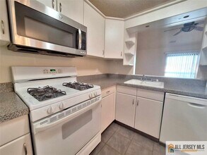 511 Sunshine Ct in Sayreville, NJ - Building Photo - Building Photo