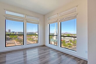 Portrait at Hance Park in Phoenix, AZ - Foto de edificio - Building Photo