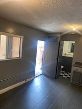 4112 Santa Ana St, Unit Studio /small kitchenette in South Gate, CA - Foto de edificio - Building Photo