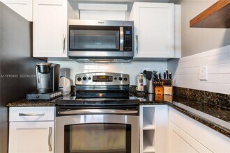 7270 SW 88th St in Kendall, FL - Building Photo - Building Photo