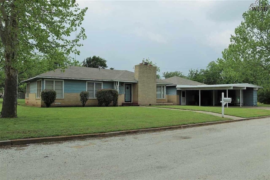 503 W Houston St in Henrietta, TX - Building Photo