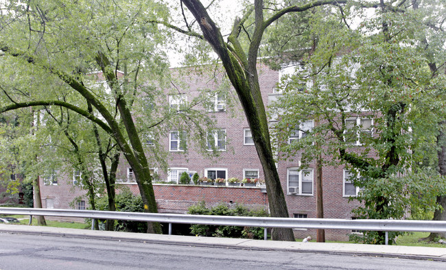 Sunnybrook Gardens Apartments in Bronxville, NY - Foto de edificio - Building Photo