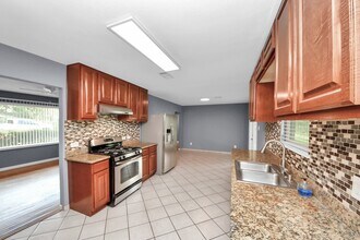 10021 Hazelhurst Dr in Houston, TX - Building Photo - Building Photo