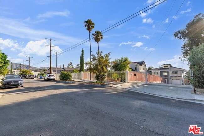 10349 Hillhaven Ave in Los Angeles, CA - Building Photo - Building Photo