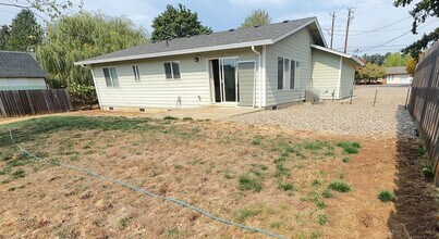 1047 W Ellendale Ave in Dallas, OR - Building Photo - Building Photo