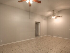 1316 Whitewood Way in Clermont, FL - Foto de edificio - Building Photo