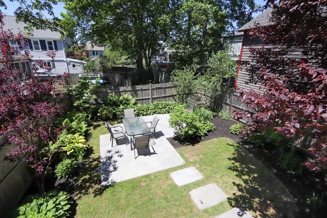 491 Spring St, Unit H in Newport, RI - Building Photo - Building Photo