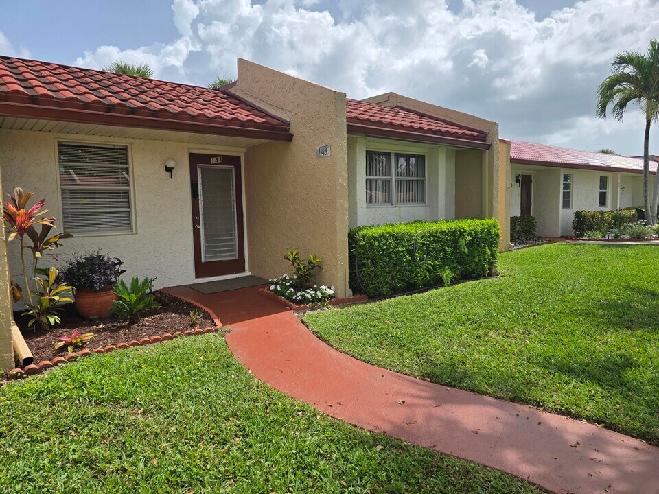 143 Lake Barbara Dr in West Palm Beach, FL - Building Photo