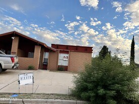 5524 Oakbriar Cir in El Paso, TX - Building Photo