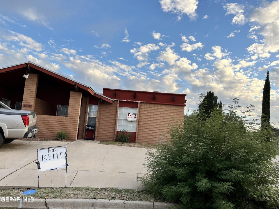 5524 Oakbriar Cir in El Paso, TX - Building Photo