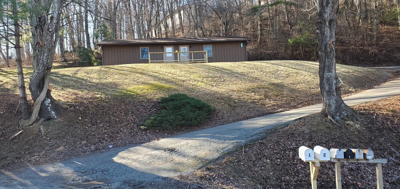 303 Clint Norris Rd in Boone, NC - Building Photo