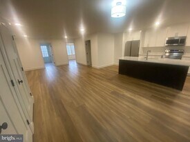 1087 Mt Tom Rd in East Stroudsburg, PA - Building Photo