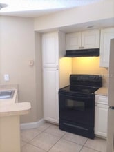 4658 Commander Dr, Unit 823 in Orlando, FL - Building Photo - Building Photo