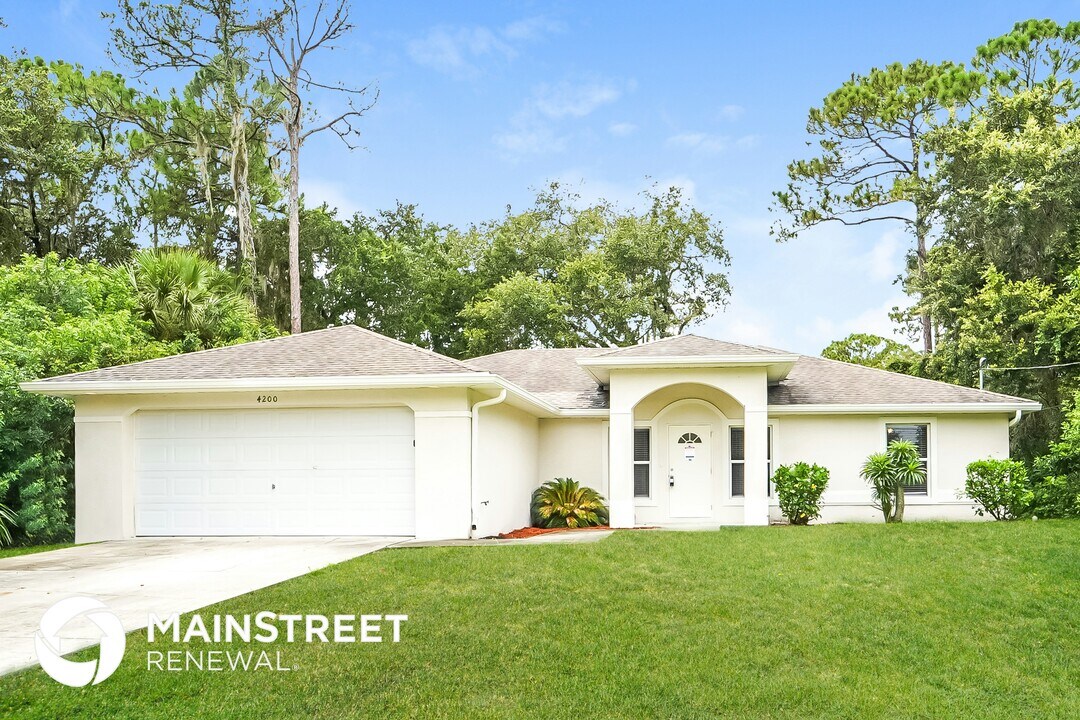 4200 Polynesia Rd in North Port, FL - Building Photo