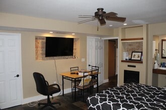 932 E College St in Iowa City, IA - Building Photo - Building Photo