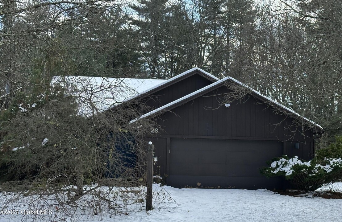 28 Meadow Rue Pl in Ballston Spa, NY - Building Photo