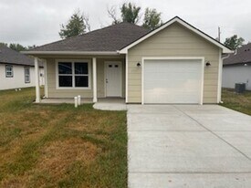 1611 Hill Valley Dr in Manhattan, KS - Building Photo