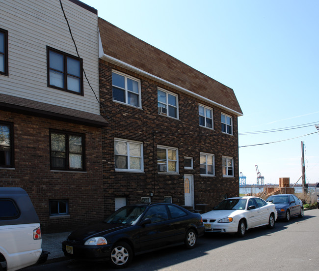 172 W 21st St in Bayonne, NJ - Building Photo - Building Photo