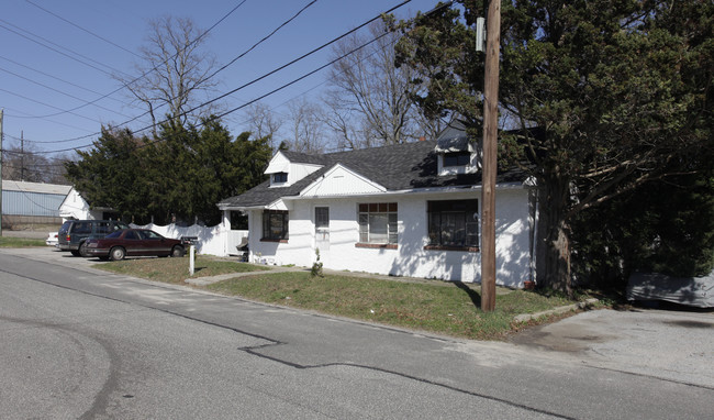 29 Tyler St in Rocky Point, NY - Foto de edificio - Building Photo