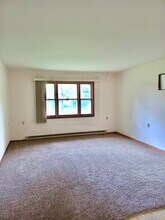 552 E Washington St, Unit 6 in Brandon, WI - Foto de edificio - Building Photo