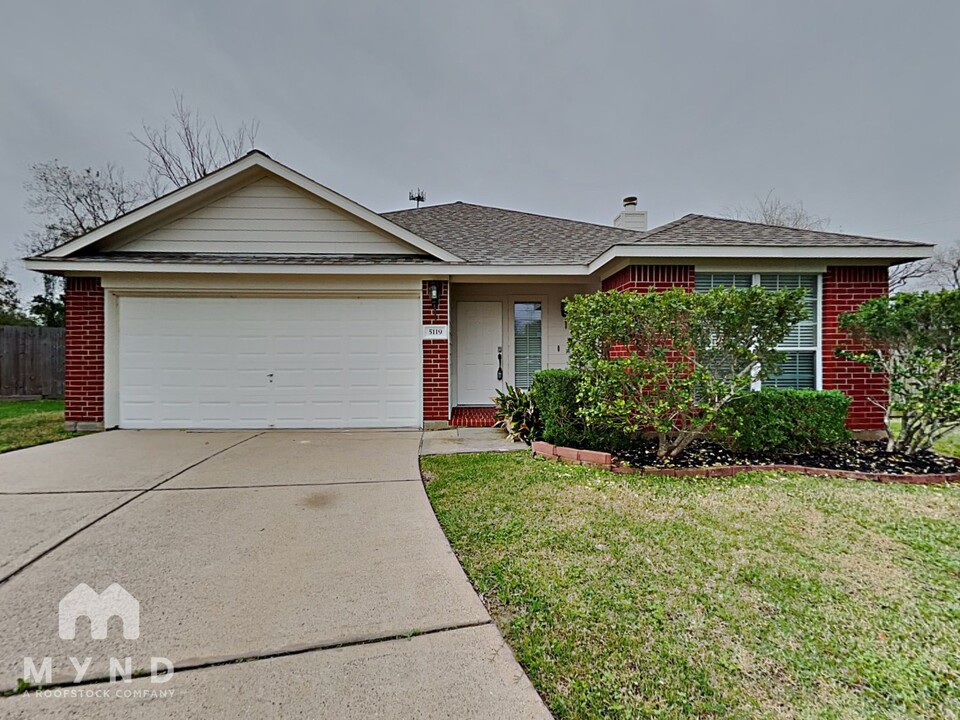 5119 Chase Park Ct in Bacliff, TX - Foto de edificio