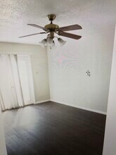 2102 Hinkle Ave, Unit B in Killeen, TX - Foto de edificio - Building Photo