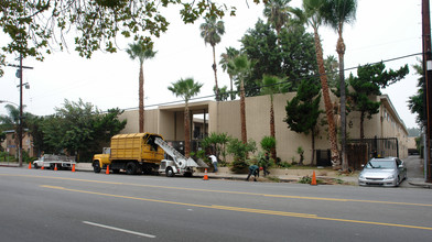 Capri Apartments in Van Nuys, CA - Building Photo - Building Photo