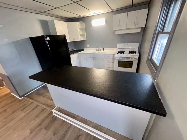 102 S Main St, Unit 2B in Harrisville, PA - Foto de edificio - Building Photo