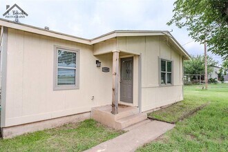 1508 N Victoria Ave in Iowa Park, TX - Building Photo - Building Photo