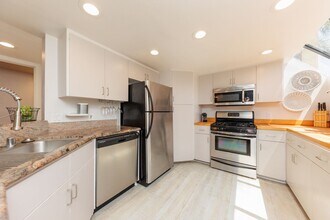 8132 Camino Del Sol in La Jolla, CA - Building Photo - Building Photo