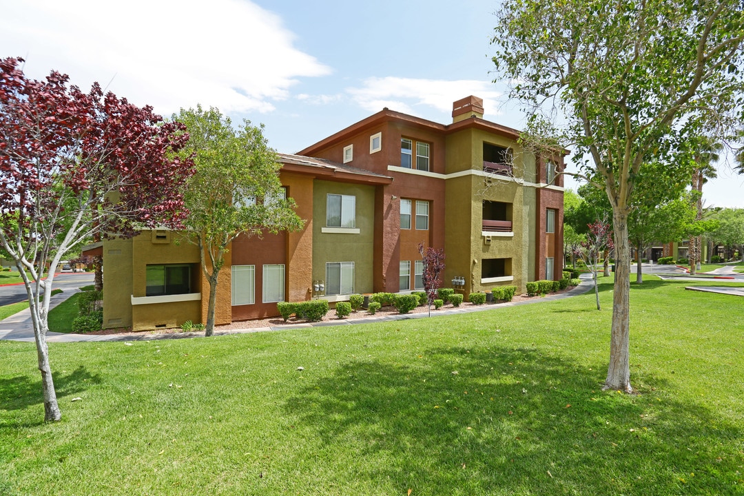 Falling Water Apartments in Las Vegas, NV - Building Photo