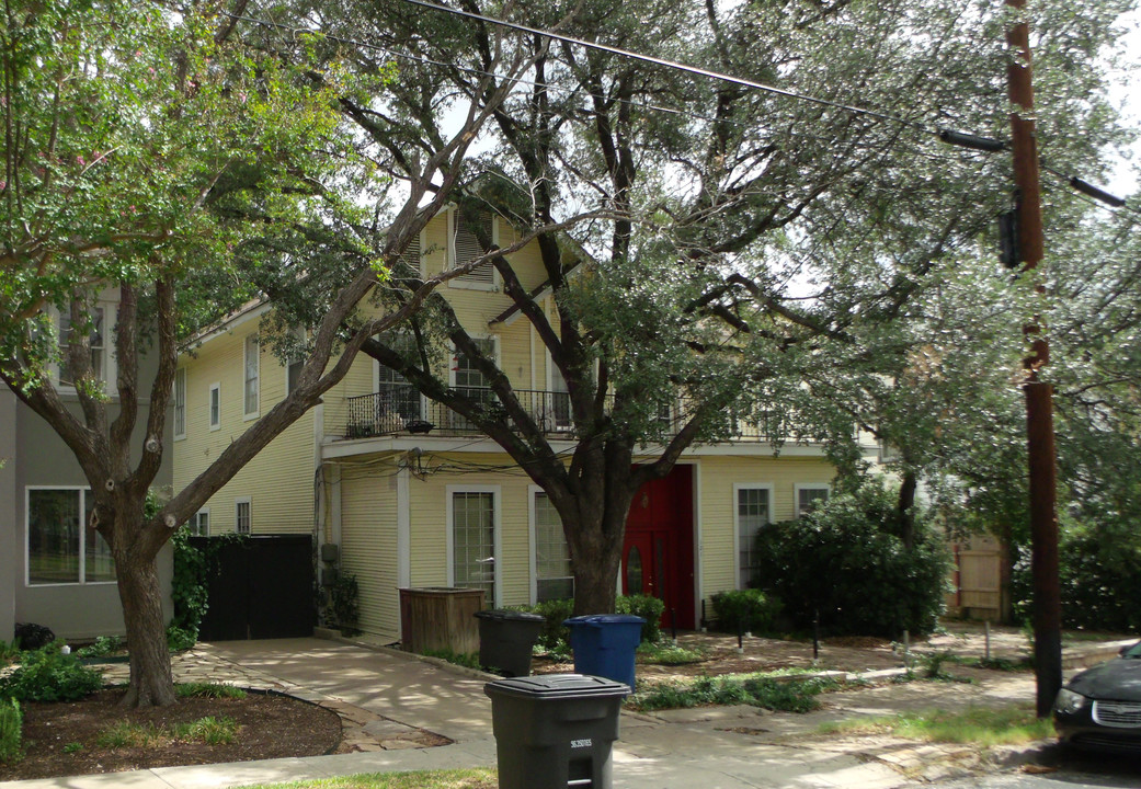 121 E Woodlawn Ave in San Antonio, TX - Building Photo