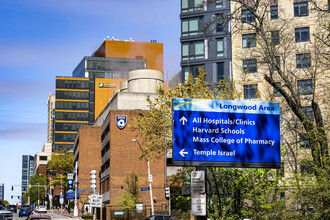 Village At Brookline in Brookline, MA - Foto de edificio - Building Photo