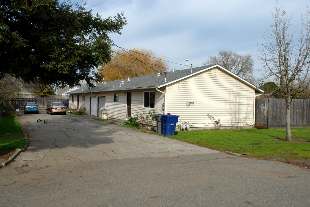 1642 Dutton Ave in Santa Rosa, CA - Foto de edificio