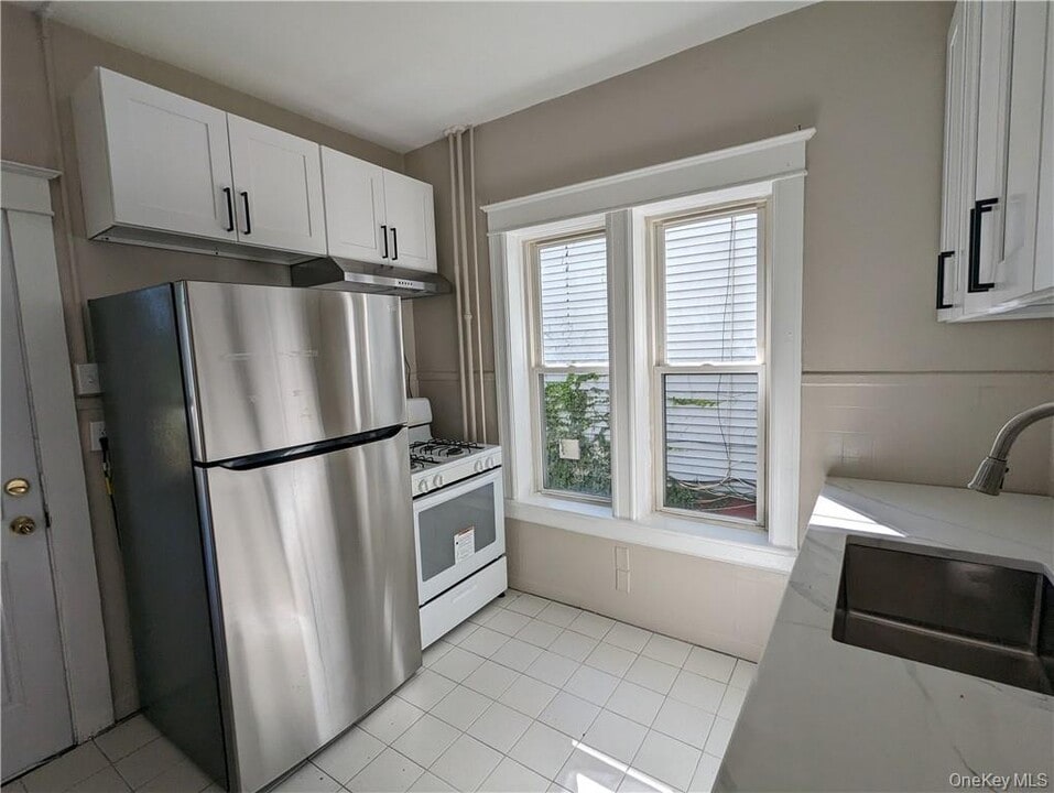 65 Academy St in Poughkeepsie, NY - Building Photo