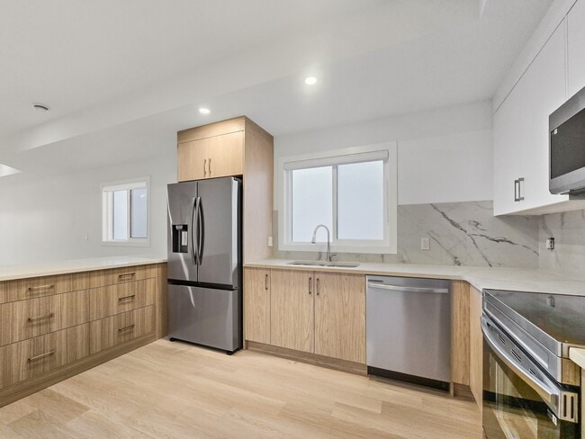 6123-6133 33 Ave NW in Calgary, AB - Building Photo - Building Photo